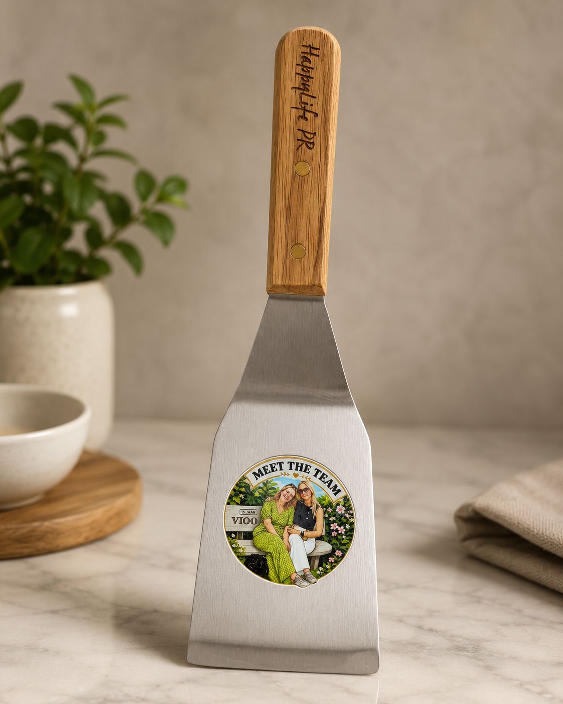 Kitchen spatula with an engraved handle and a UV-printed team photo