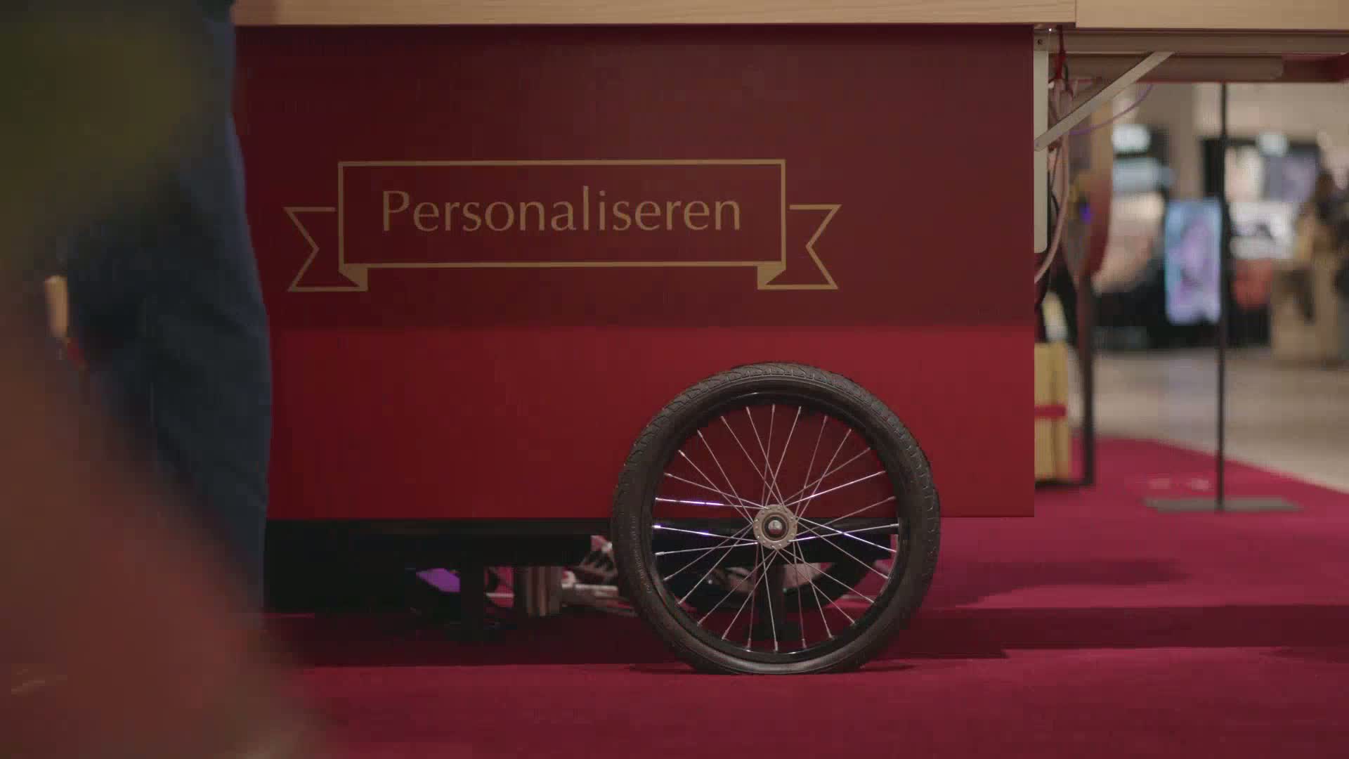 Video: pop-up personalisation studio at de Bijenkorf