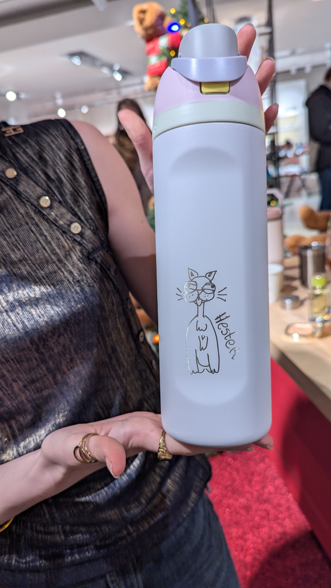 Insulated bottle engraved with a cat drawing and the name Hester